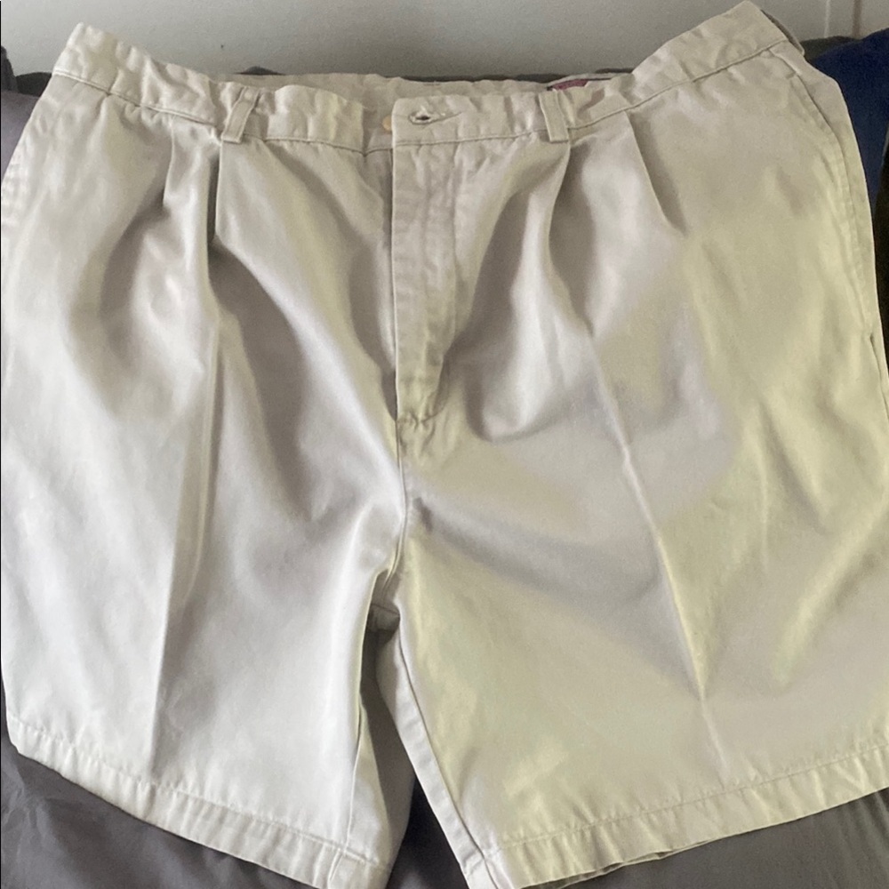 Vineyard Vines light khaki pleated Front Shorts